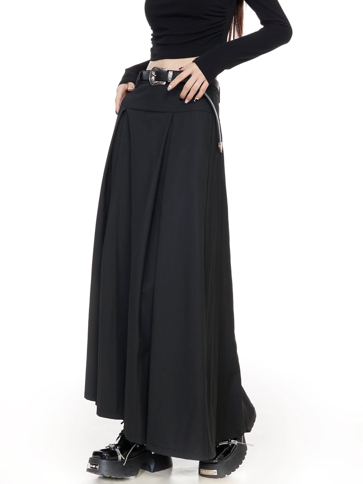 Нимгэн хар өнгийн урт юбка