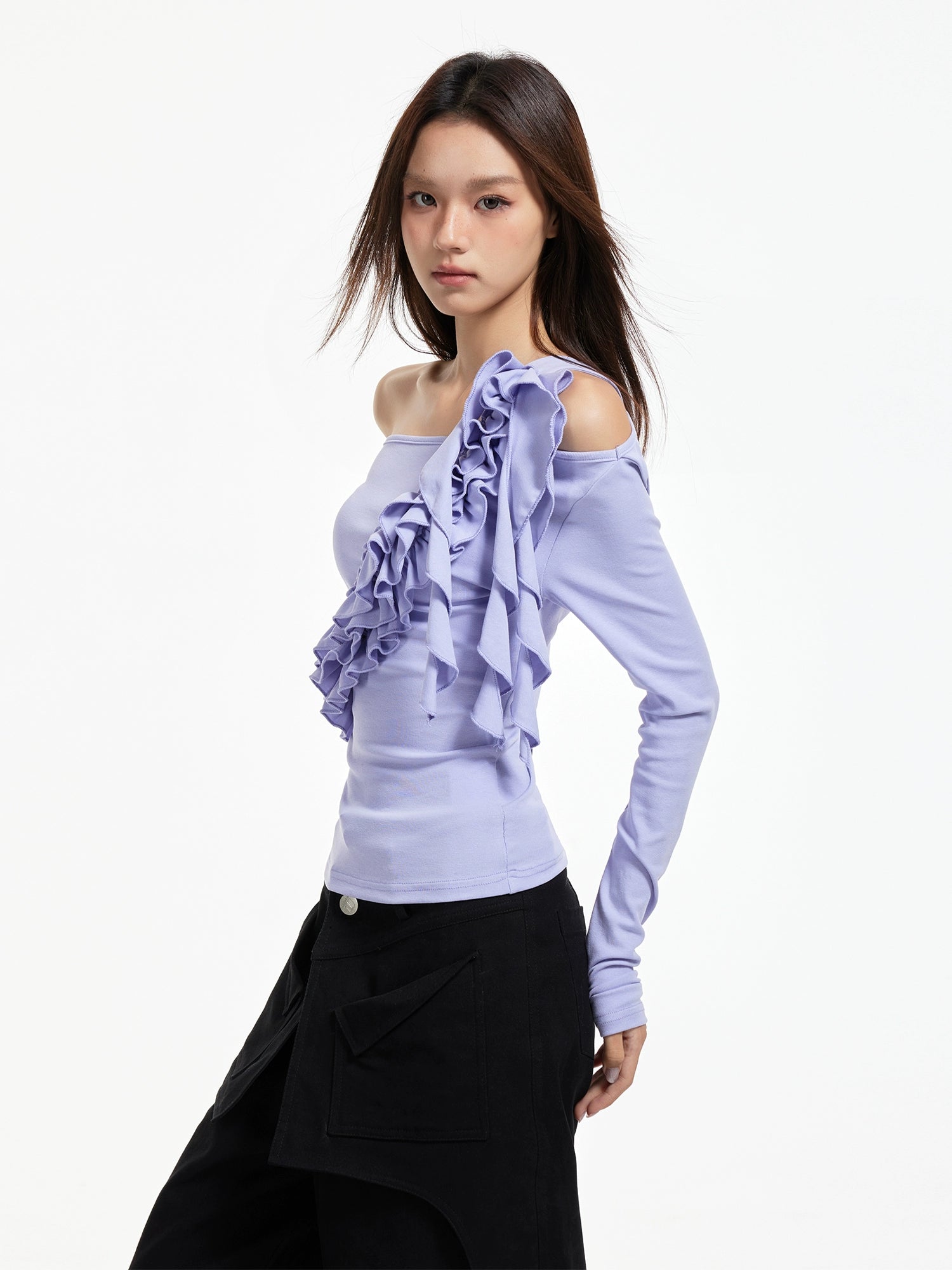 Мөр ил гаргасан чамин урт ханцуйтай цам